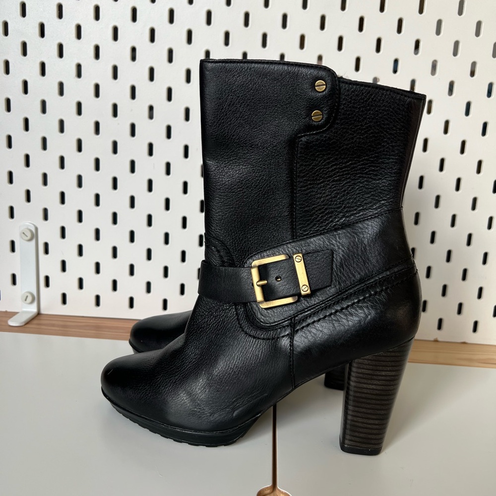 NWOT Clarks indigo Black Leather Lida Sayer Heeled Boots with Gold Buckle 8